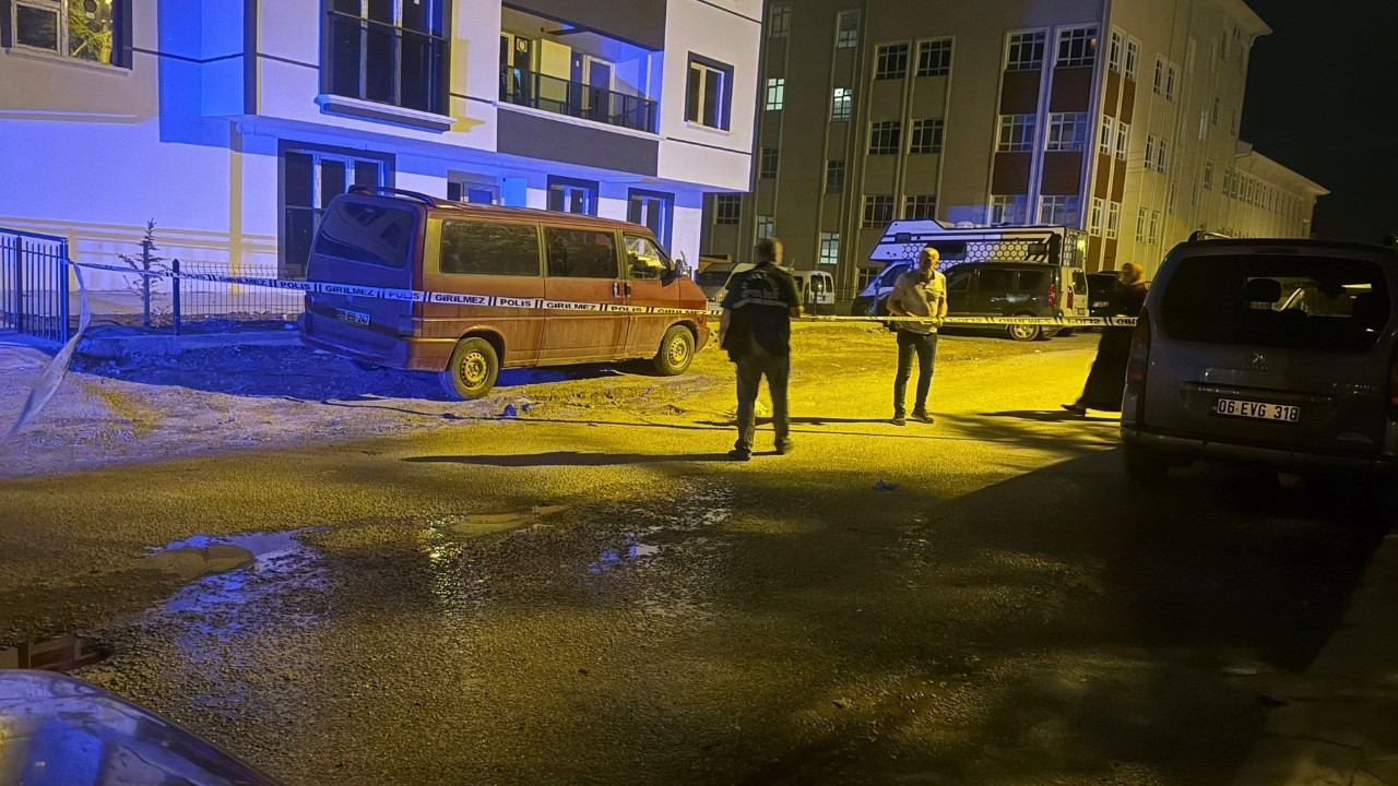 Annesiyle boşanma aşamasında olan babasını bıçakladı