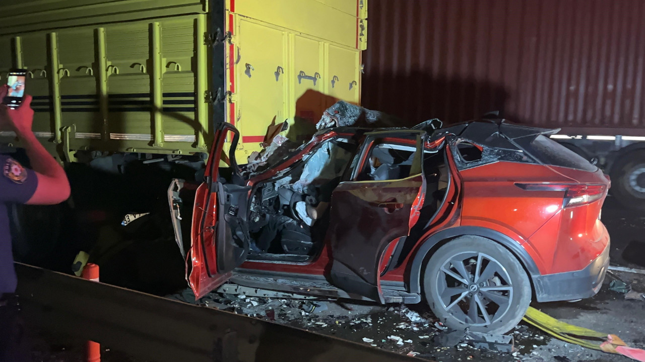 Cip kamyona ok gibi saplandı: Sürücü feci şekilde can verdi