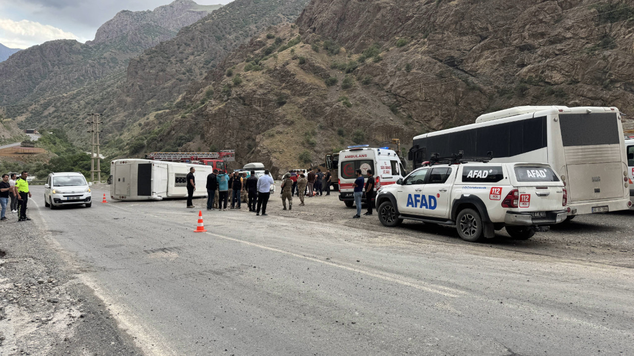 Hakkari'de midibüsün devrilmesi sonucu 12 asker yaralandı