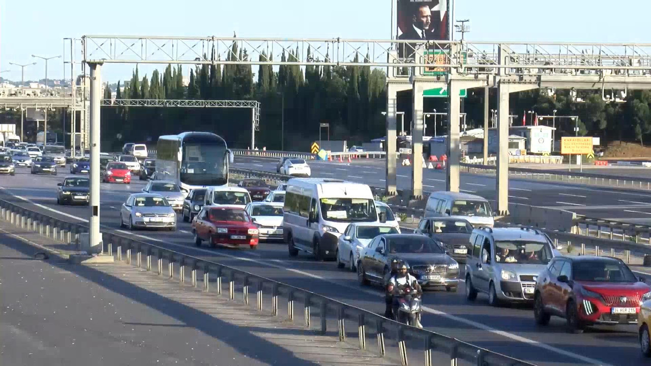 İstanbul trafiğe uyandı: Bayram göçü başladı, yollar doldu!