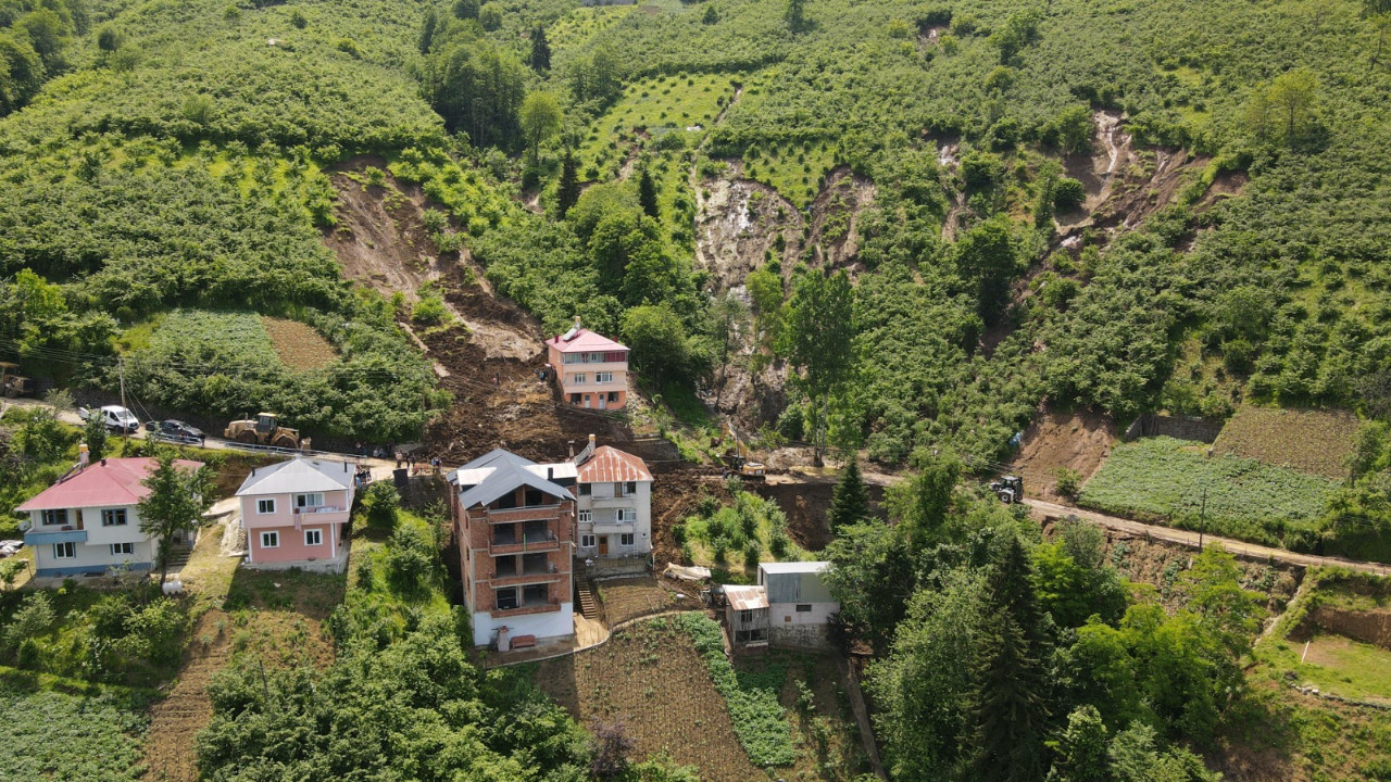 Trabzon'da heyelanda 3 ev hasar gördü