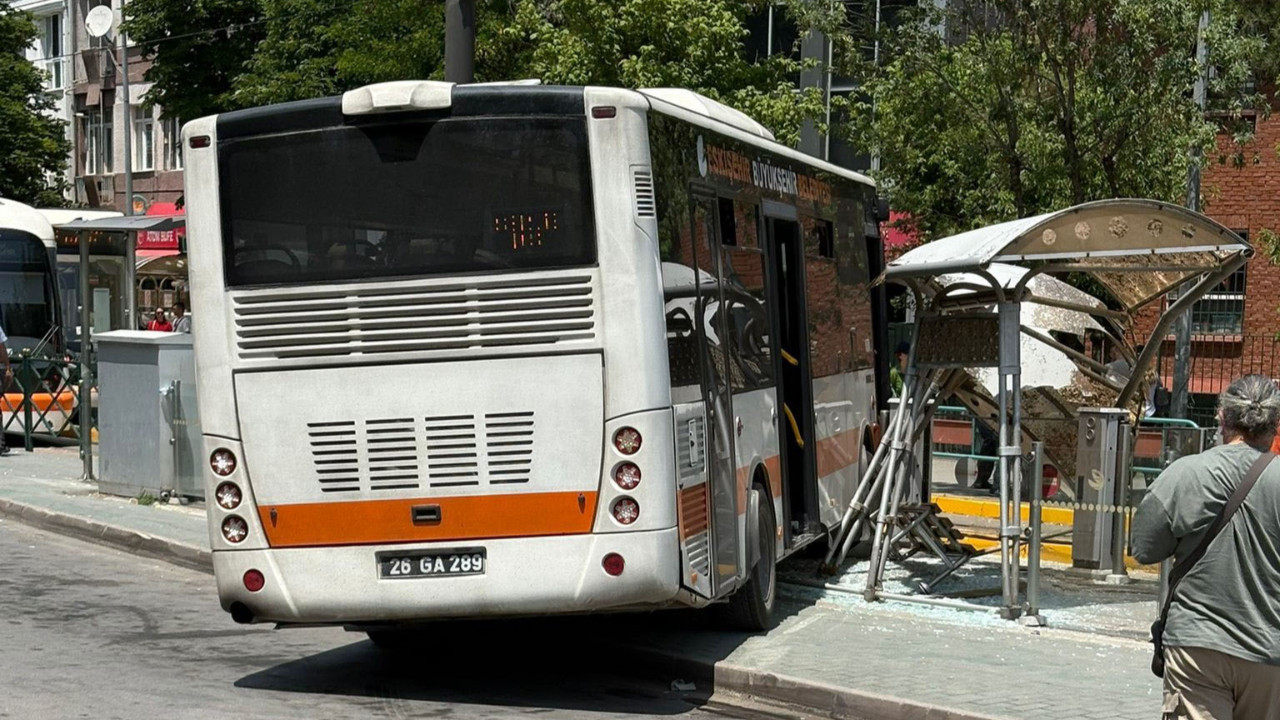 Belediye otobüsü tramvay durağına daldı: 2 yaralı