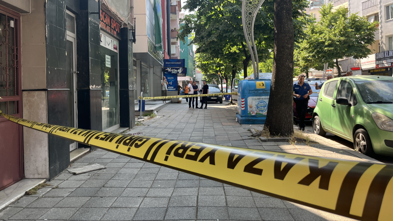 Caddenin ortasında başından vurularak öldürüldü