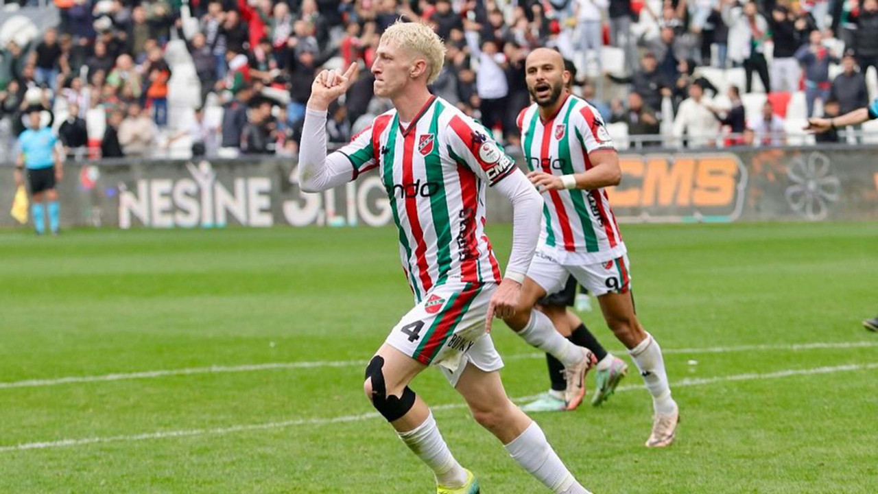 Karşıyaka'da yaprak dökümü