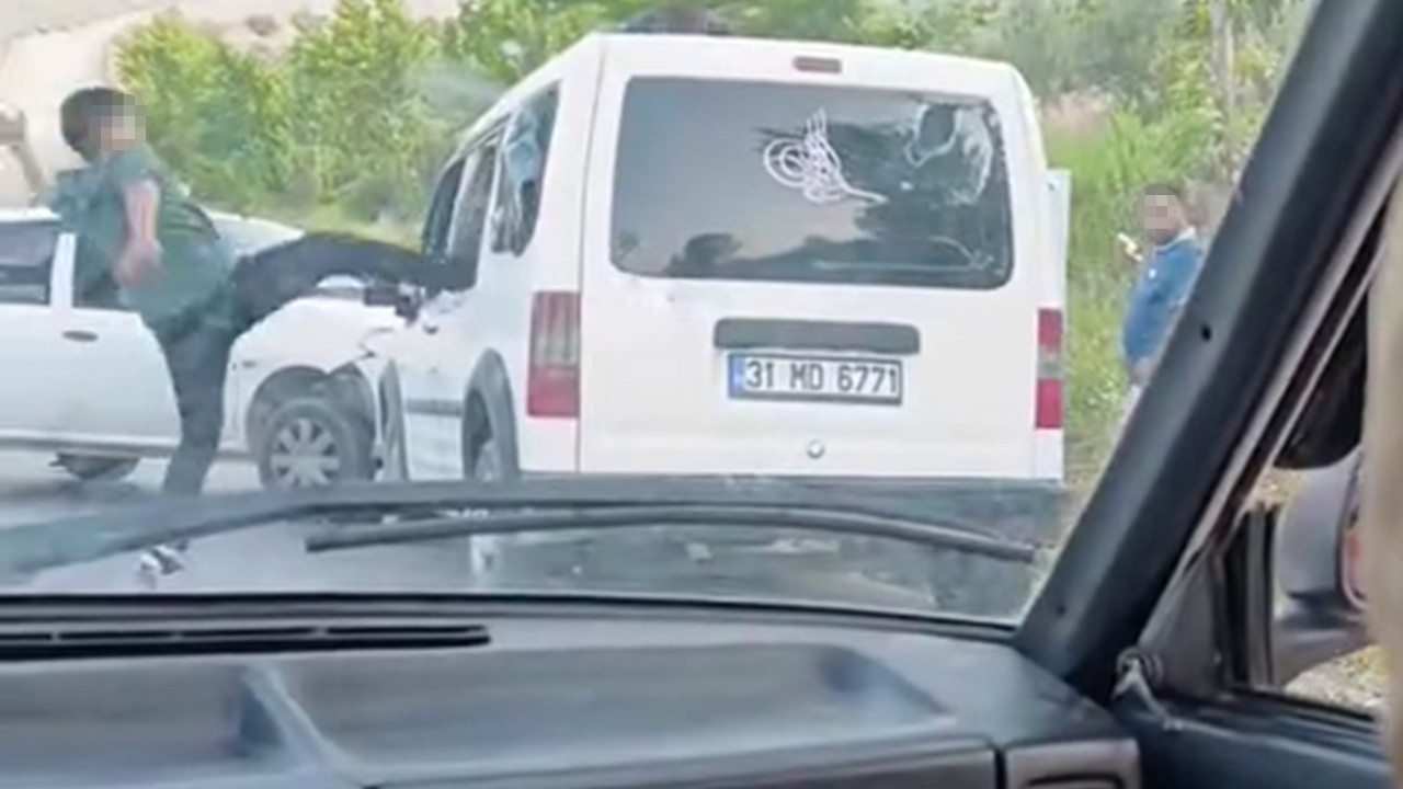 Kaza yaptıkları araca saldırdılar