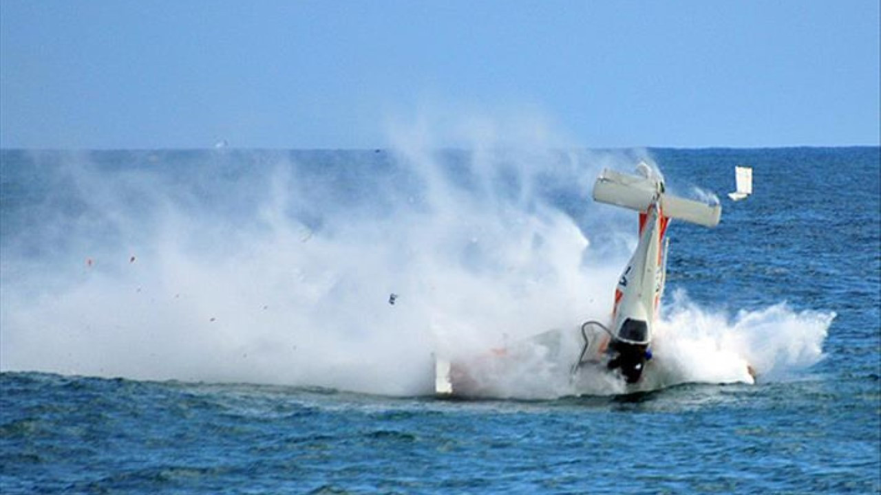 Uçak denize düştü: 6 kişi kayıp