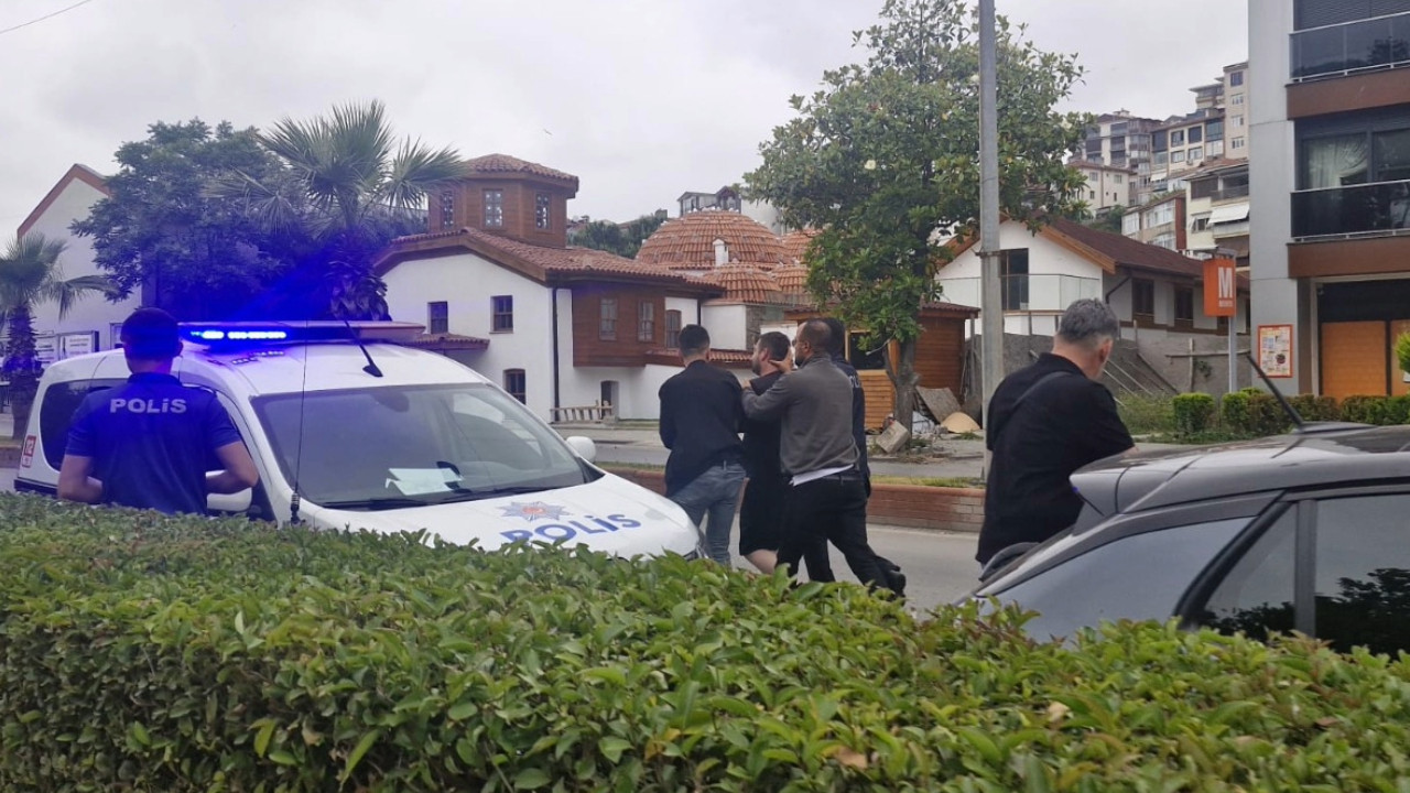 Zorla çiçek vermek istediği kadına bıçak çekti