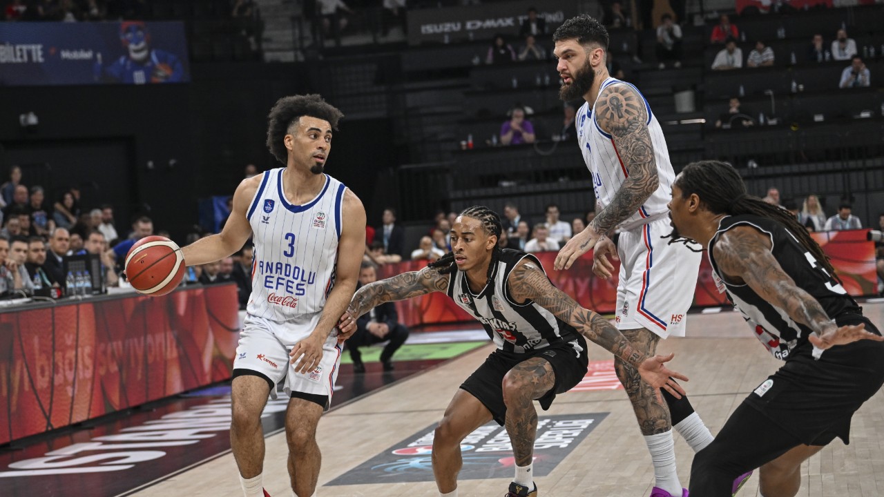 Beşiktaş direndi, Efes finale yaklaştı