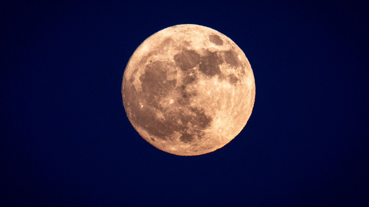 Ay'ın karanlık yüzünde çarpıcı keşif