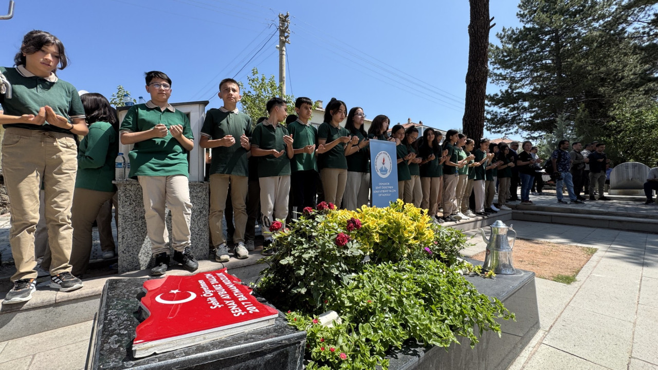 Şehit Aybüke öğretmen, kabri başında anıldı