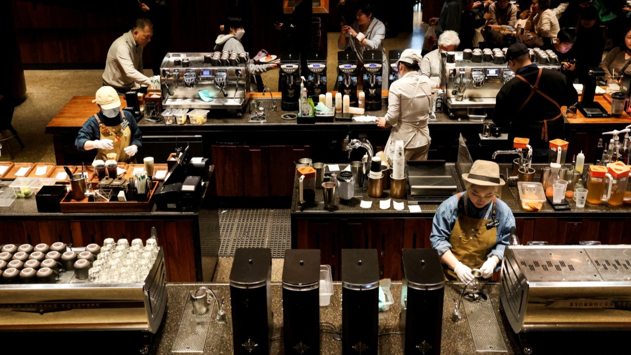 Starbucks'tan rüya gibi iş ilanı: Dünyayı gezip kahve içene 136 bin dolar maaş