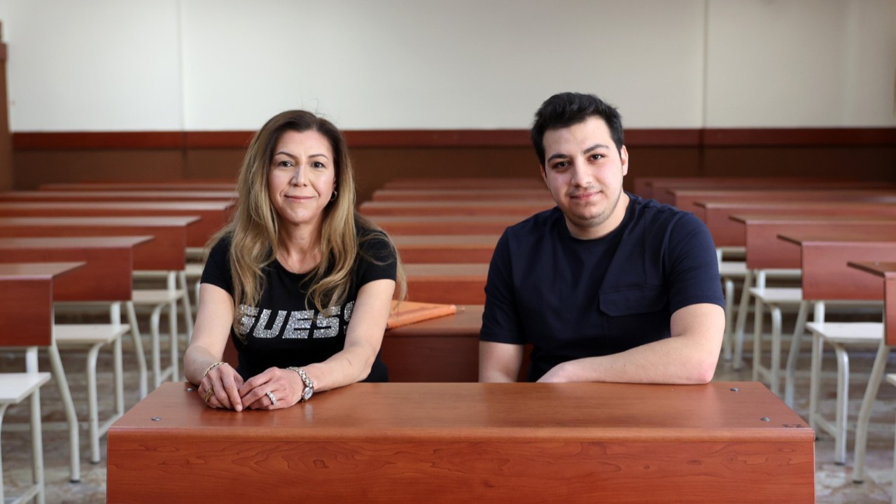 Anne-oğul sınıf arkadaşı oldu
