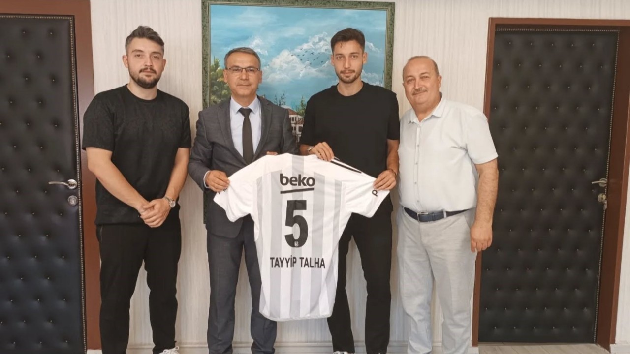 Beşiktaşlı Tayyip Talha'dan lise öğretmenine hediye