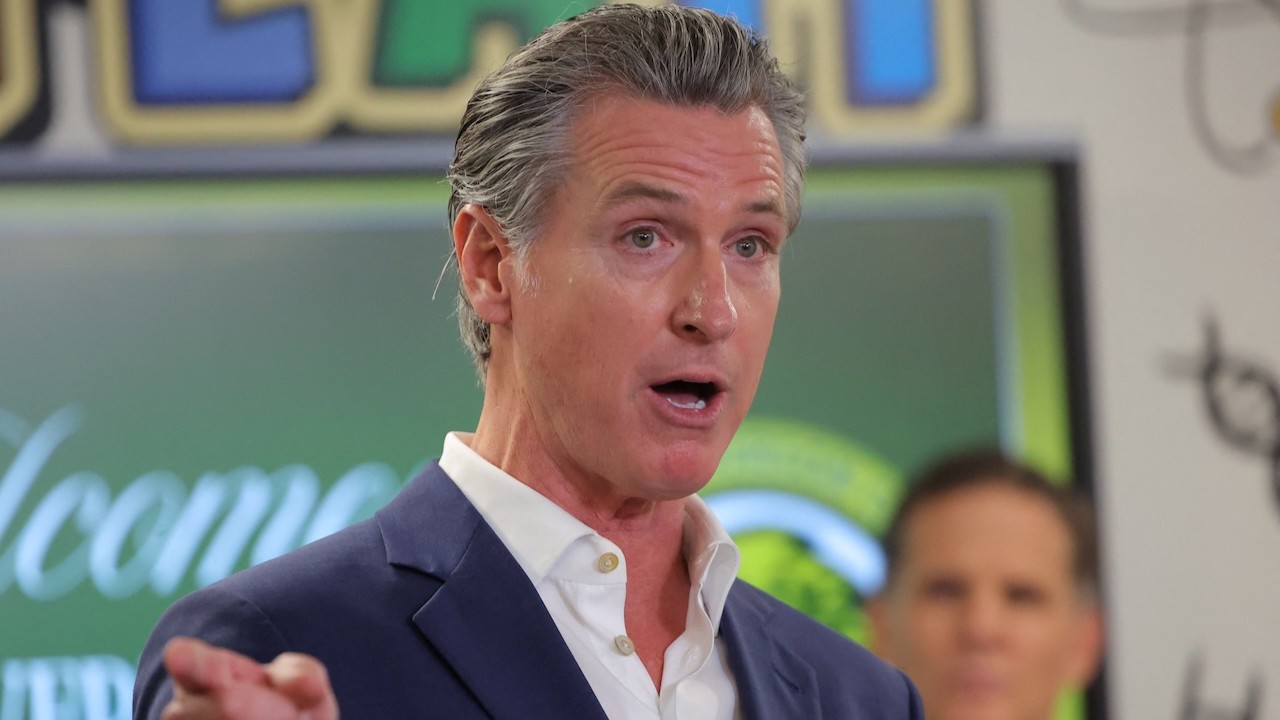 California Valisi'nden Trump'a "demokrasi" çıkışı