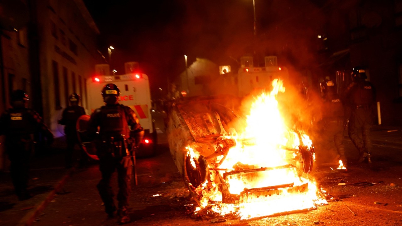 Kuzey İrlanda'da da yangın yeri: Göçmenlerin evleri ateşe verildi, 17 polis yaralandı