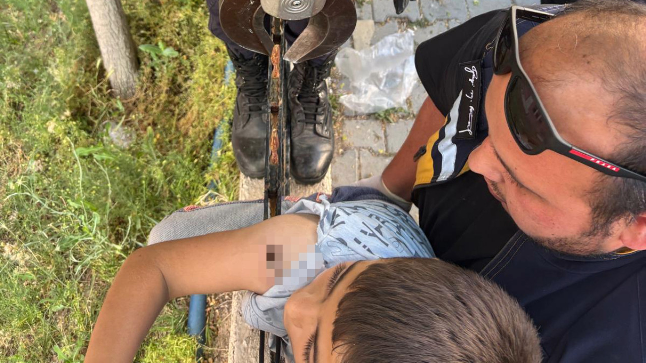 Okulu asmaya çalışırken az kalsın kolu gidiyordu