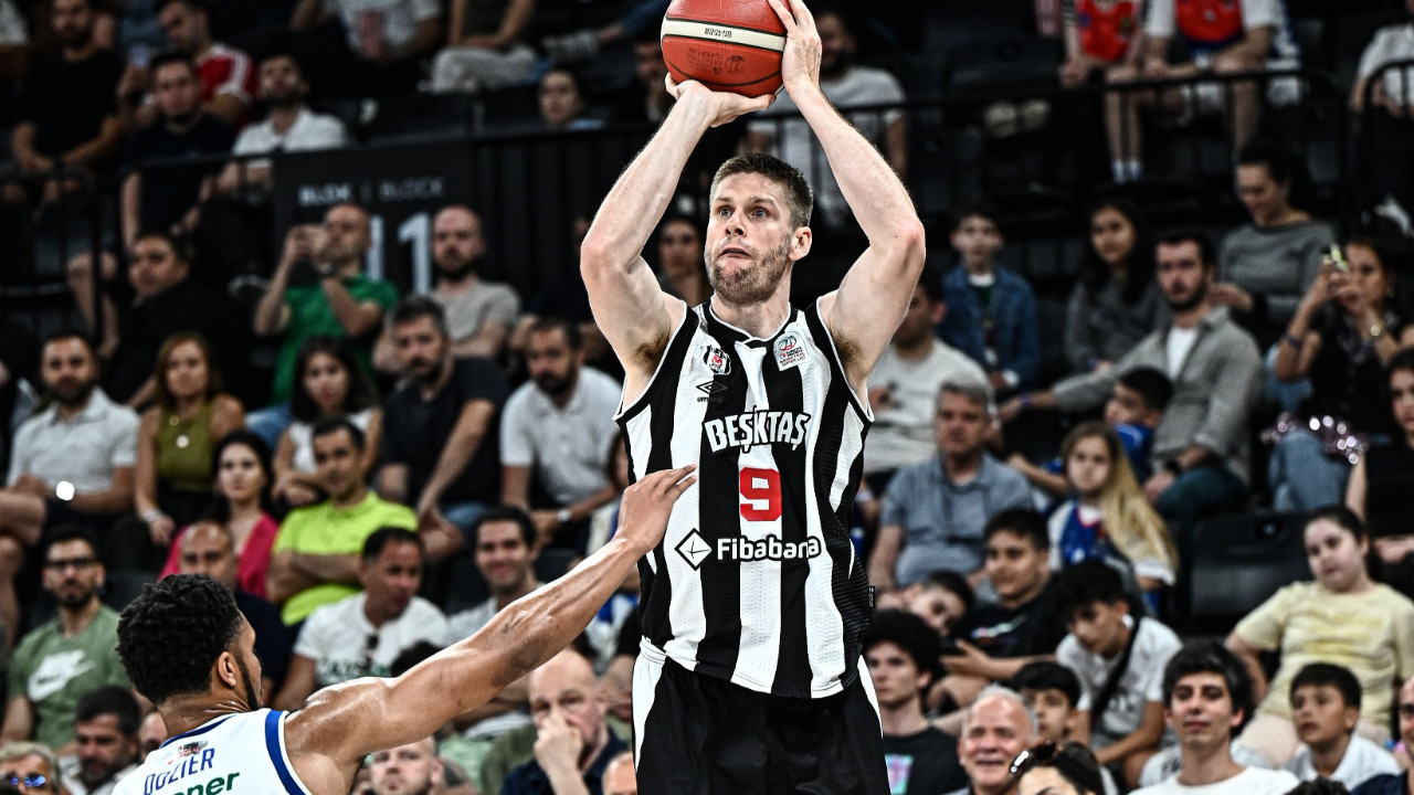 Beşiktaş, Anadolu Efes'i deplasmanda farklı devirdi: Seri son maça kaldı