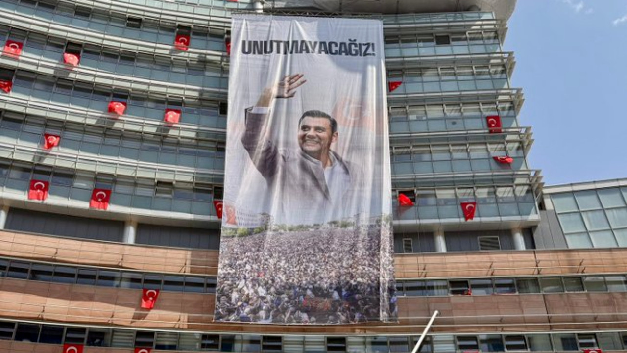 CHP Genel Merkezi'ne Ferdi Zeyrek'in fotoğrafı asıldı