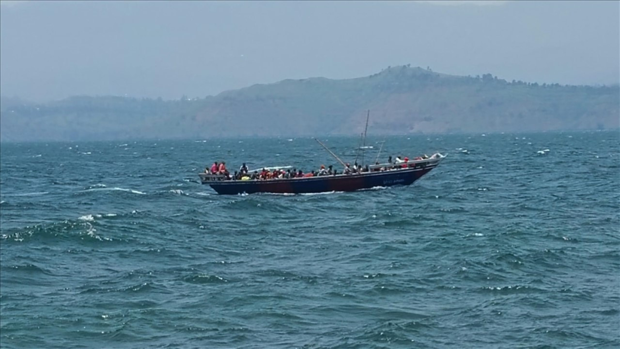 Tekne alabora oldu: En az 30 ölü