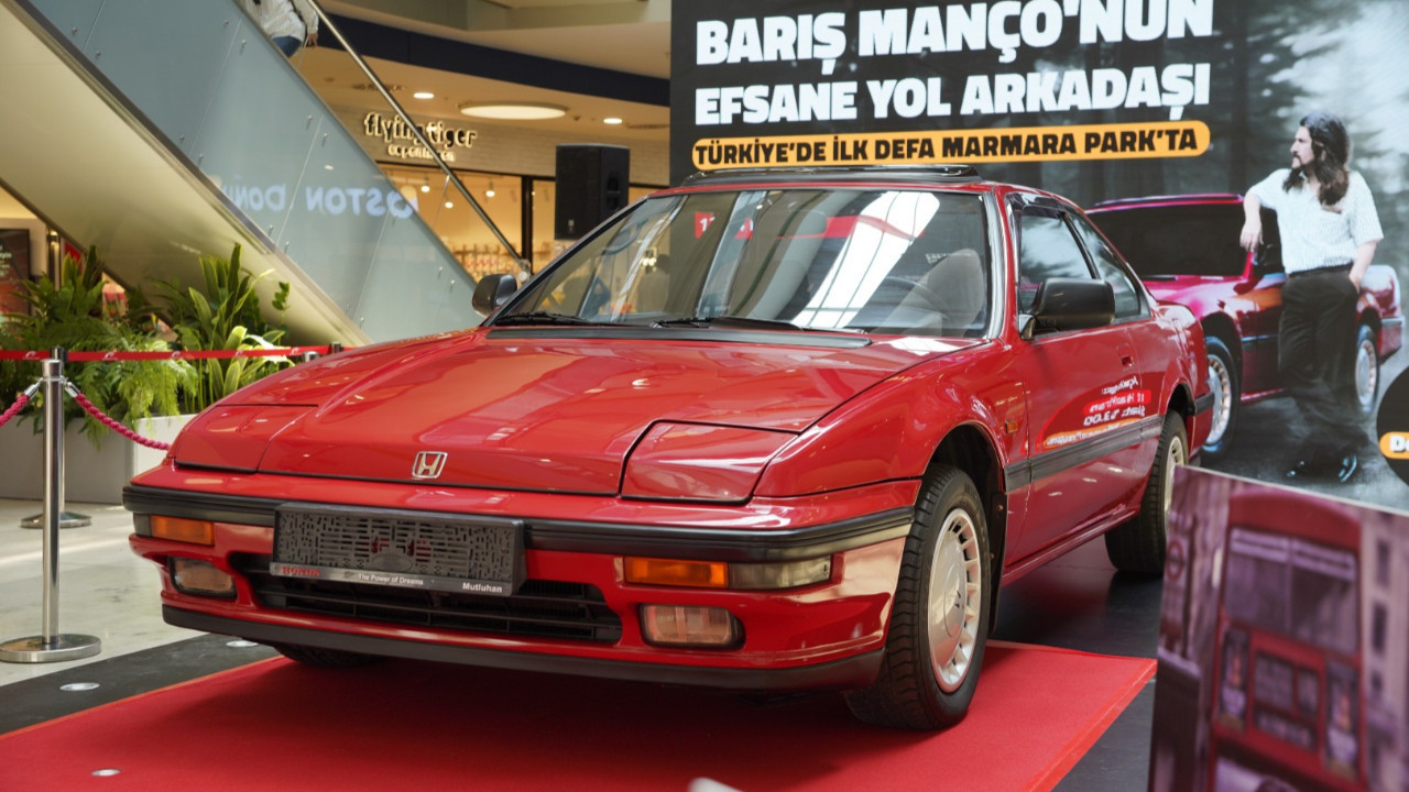 Barış Manço’nun kırmızı spor otomobili ziyaretçileriyle buluştu