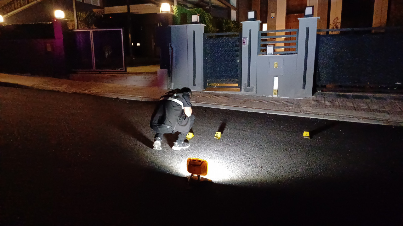 Eve pompalı tüfekle ateş açıp kaçtılar: Polis her yerde arıyor