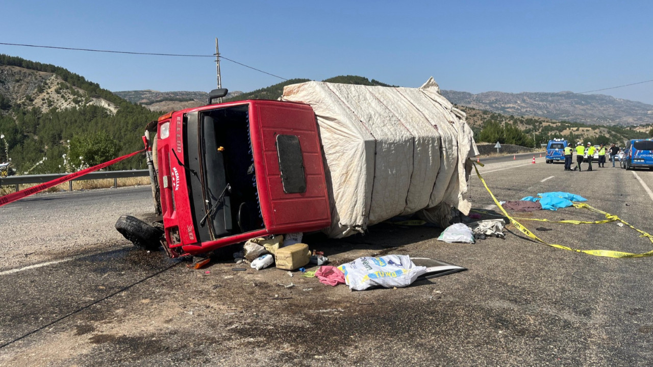 Kamyonetle otomobil çarpıştı: Ölü ve yaralılar var
