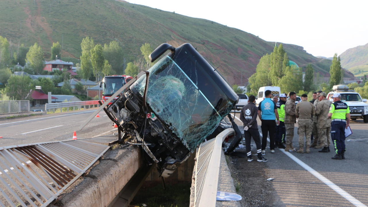 Otobüs yan yattı: Yaralılar var