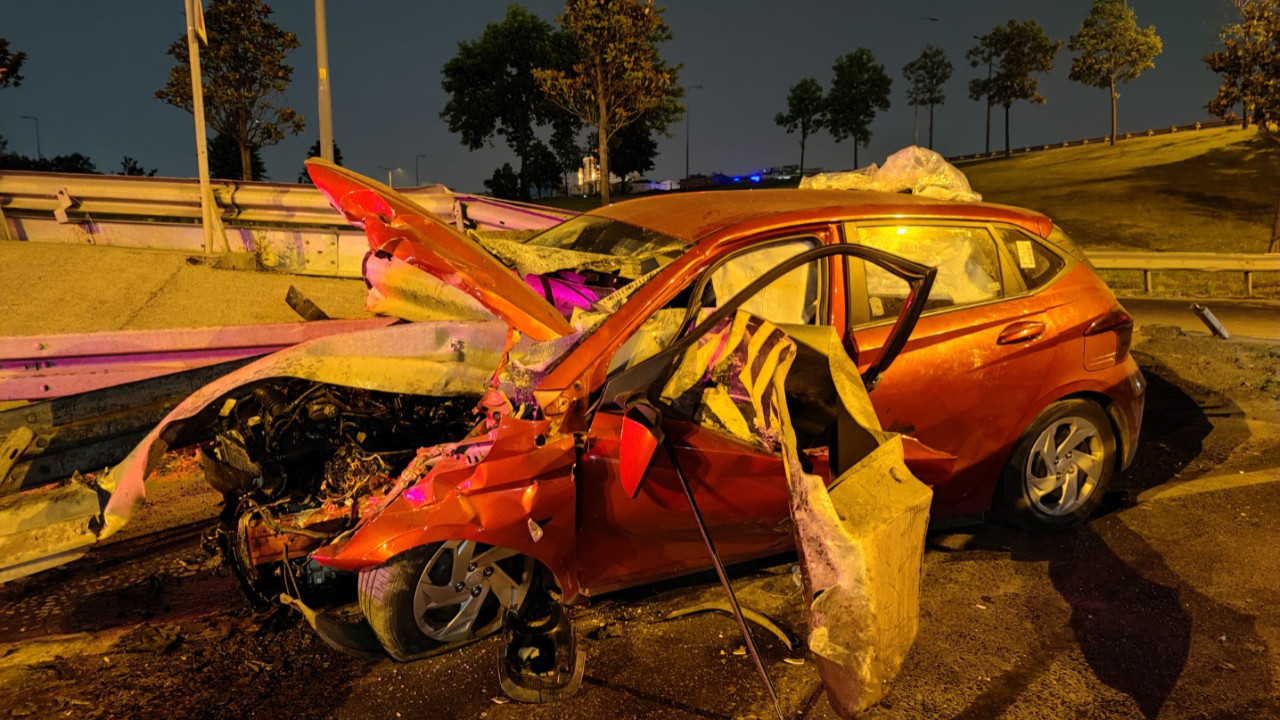 Bu araçtan sağ çıktı! Otomobil bariyerlere ok gibi saplandı