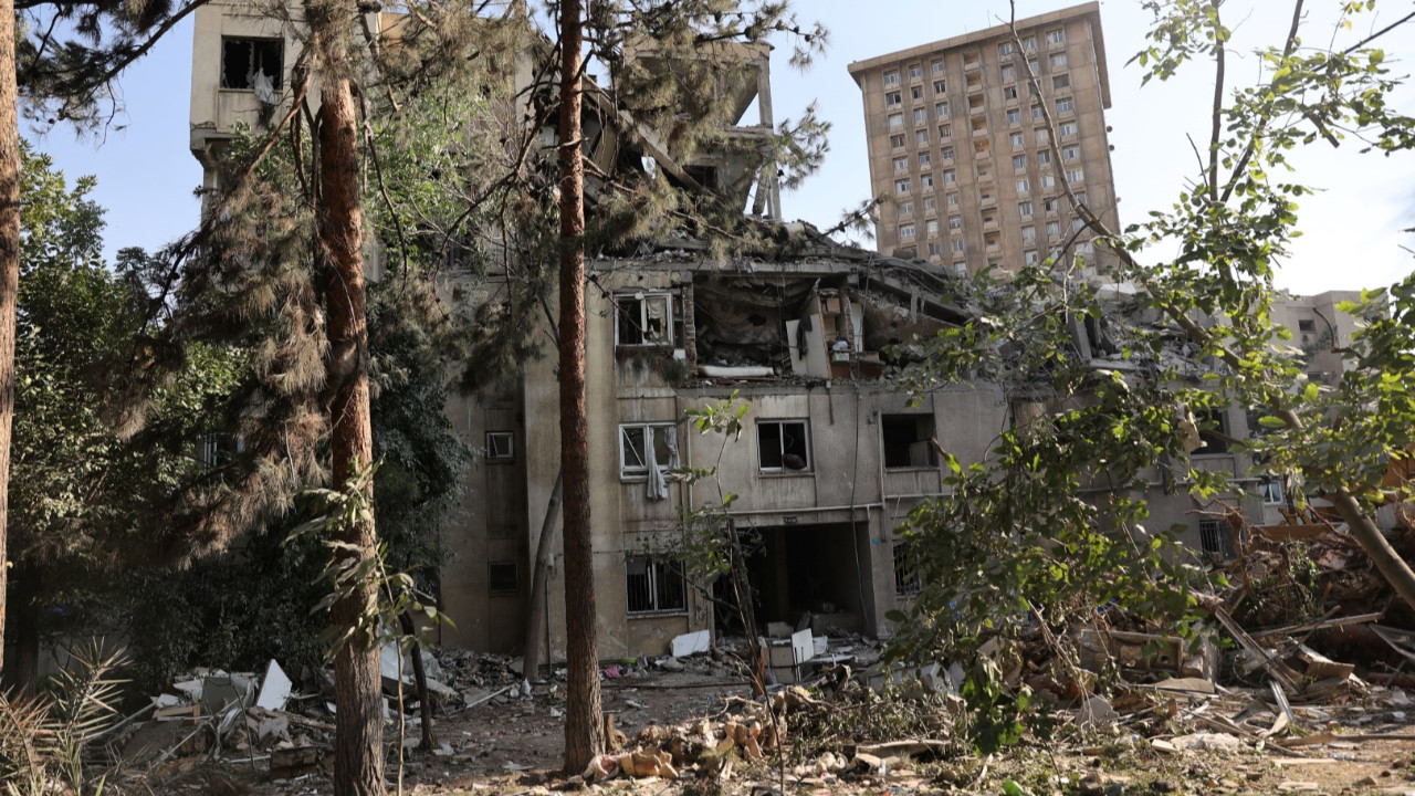 İran açıkladı: Sadece bir binada 60 ölü var