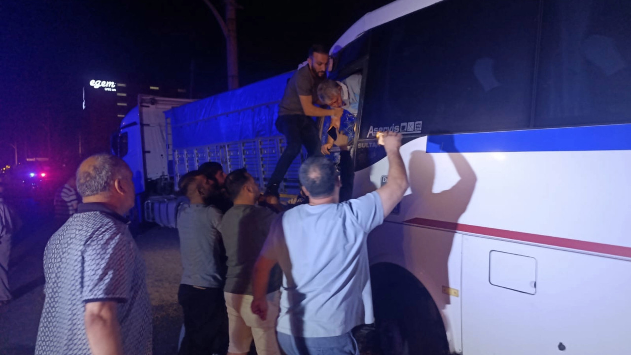 İşçi servisi park halindeki TIR'a çarptı: 5'i ağır, 20 yaralı