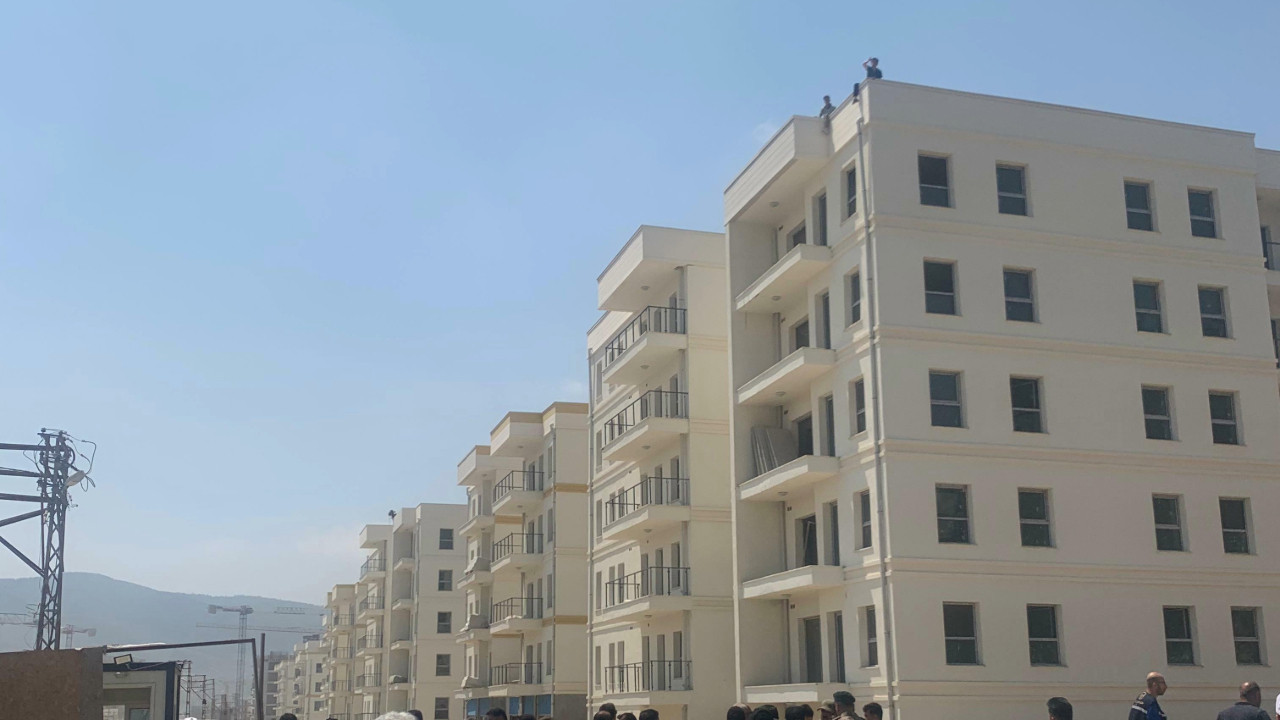 Ücretlerini alamayan TOKİ işçileri çatıya çıktı: 2 gözaltı