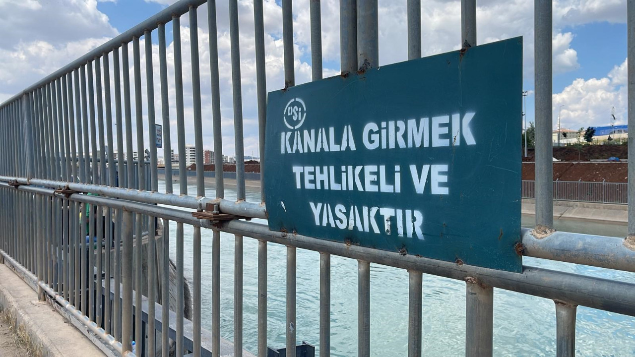 Bu tabelanın altında kanala girip kayboldular