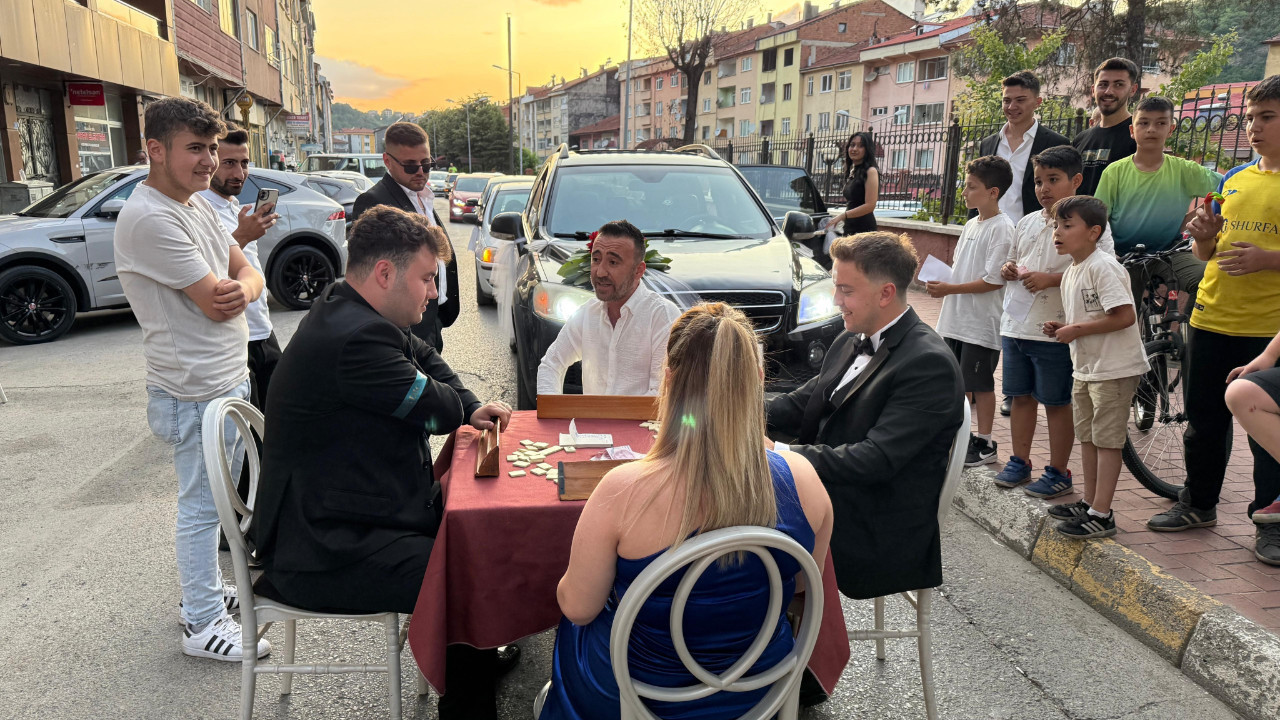 Her an düğünlerin yeni gözdesi olabilir: Okey masasıyla yol kestiler