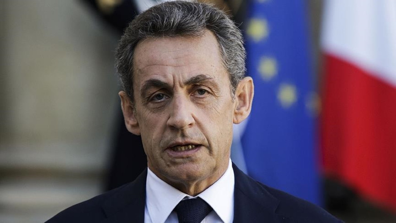 Sarkozy’nin onur nişanı geri alındı