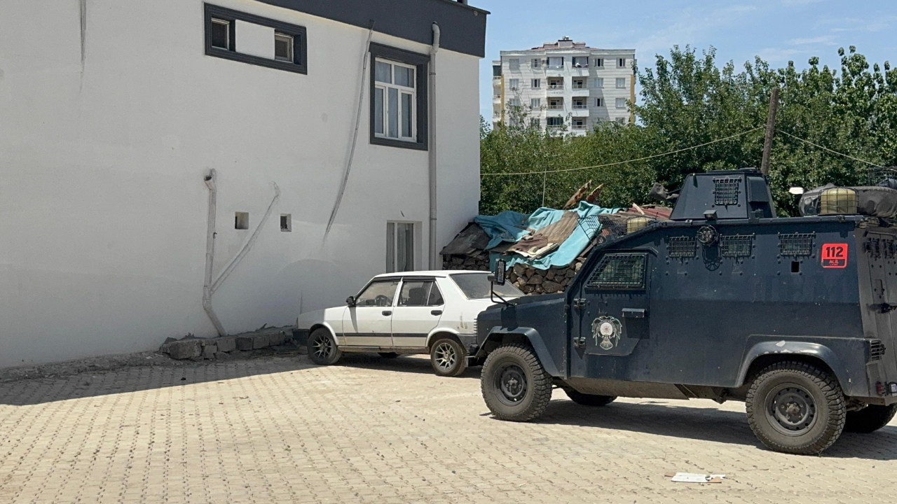 Babasına çekiçle saldırdı