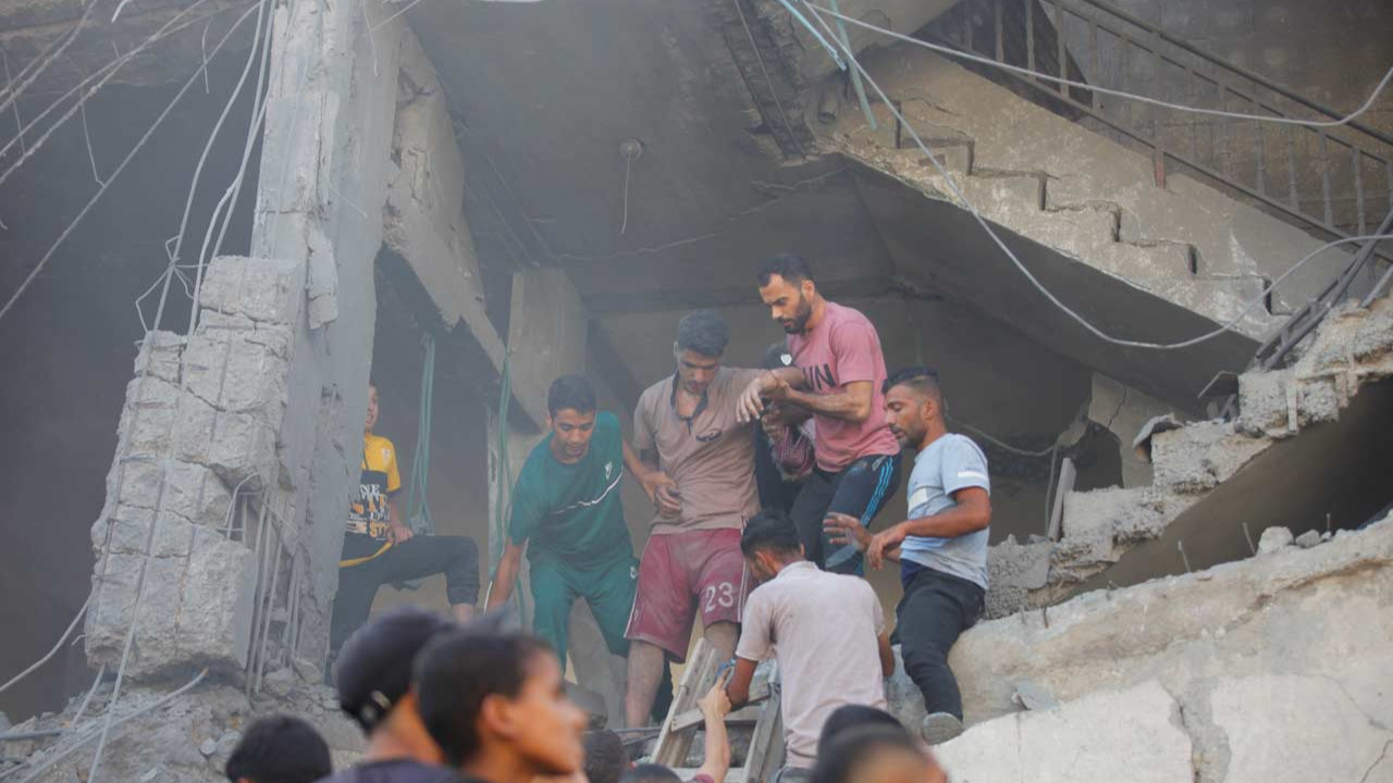 BM'ye ait üç okula bomba yağdı