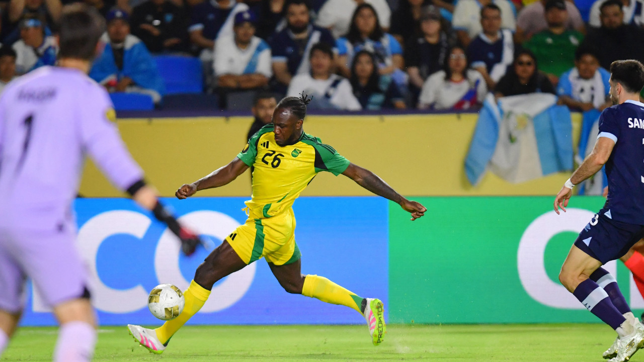 Uyluk kemiği dört yerinden kırılmıştı, futbola döndü