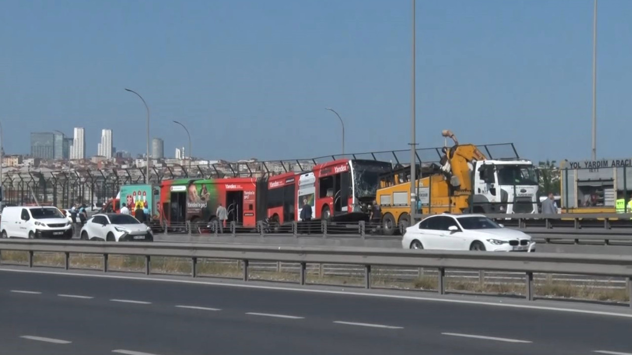 Arızalı metrobüsü taşıyan vinç Haliç'te kaza yaptı