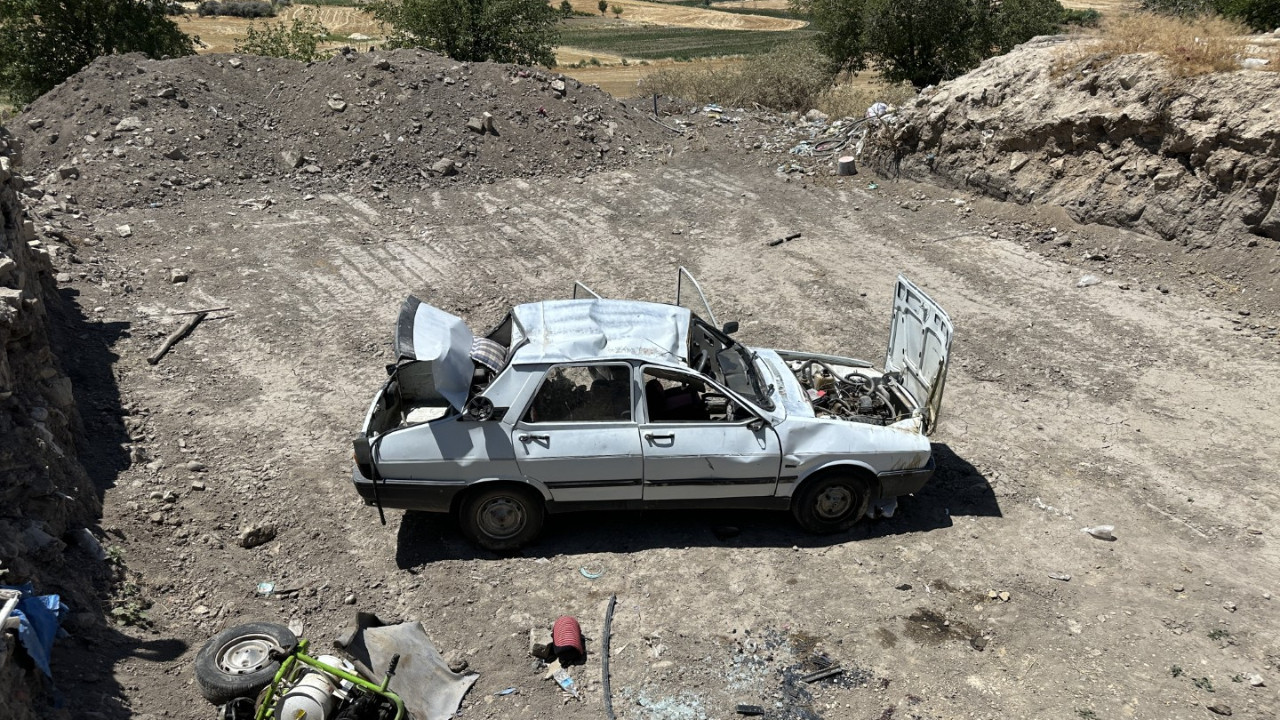 Park ettiği otomobilin altında kaldı