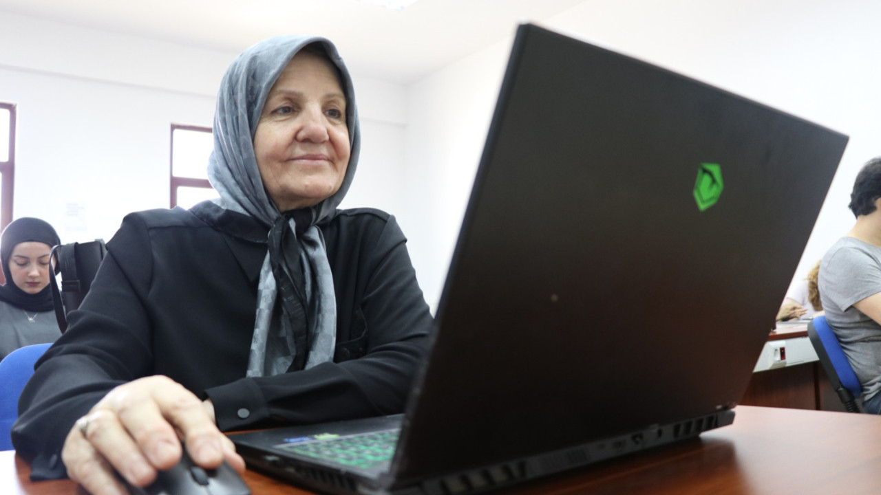 Sınıfın "Selma teyzesi" üniversite mezunu oldu