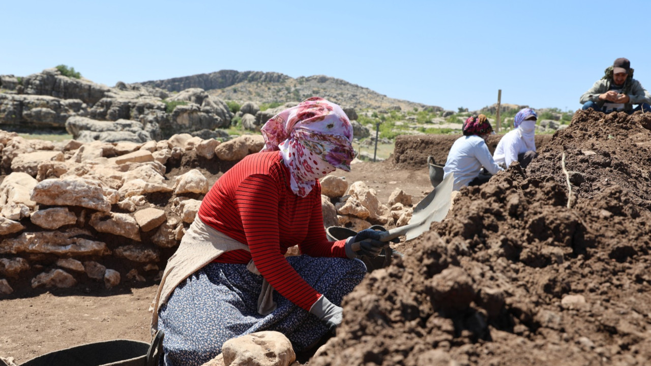 Diyarbakırlı kadınlar, arkeolojik kazılarda buluntu ayıklıyor