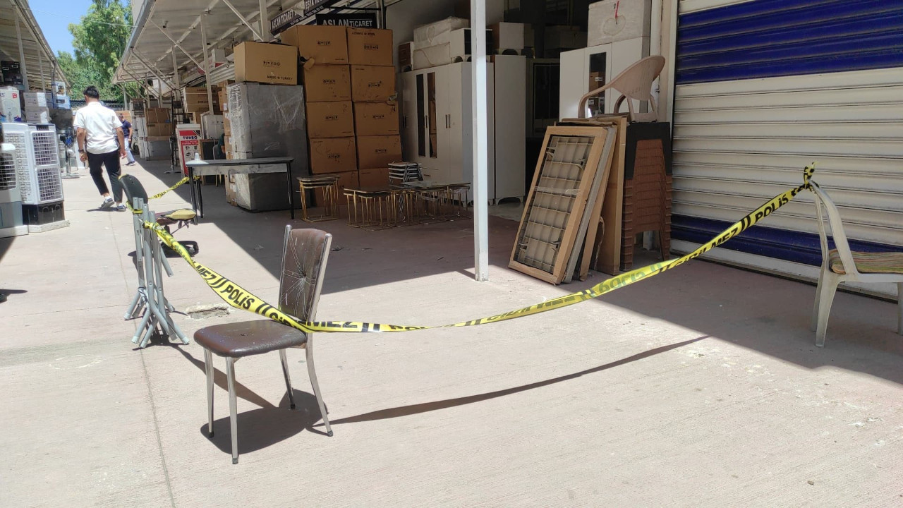 Kuzenler para için birbirini vurdu