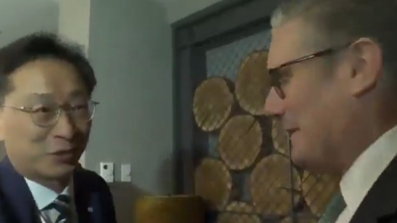 Devlet başkanını tanıyamadı, çevirmeninin elini sıktı