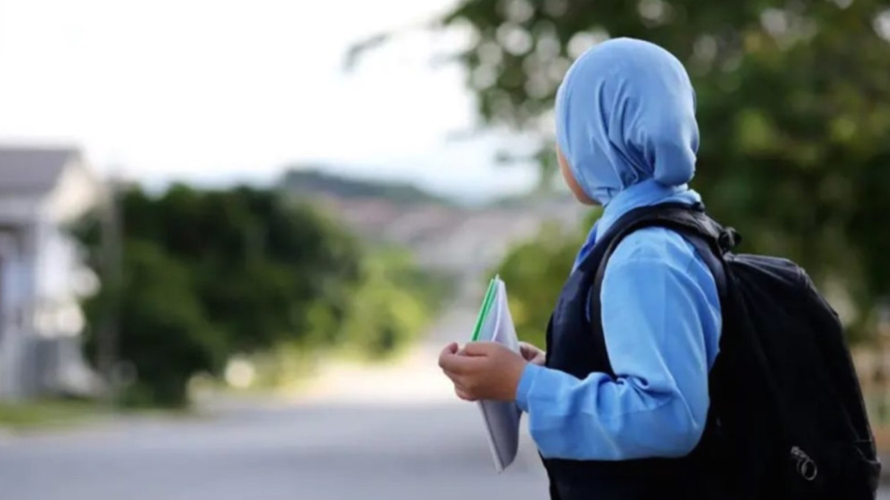 Üniversitede skandal: Kız öğrencilerin göğüslerine dokunarak kontrol ettiler