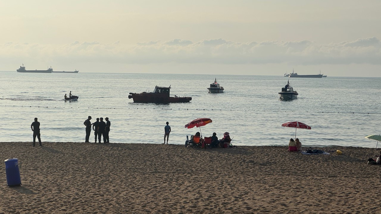 Denizin rengi değişti, vatandaşlar tahliye edildi