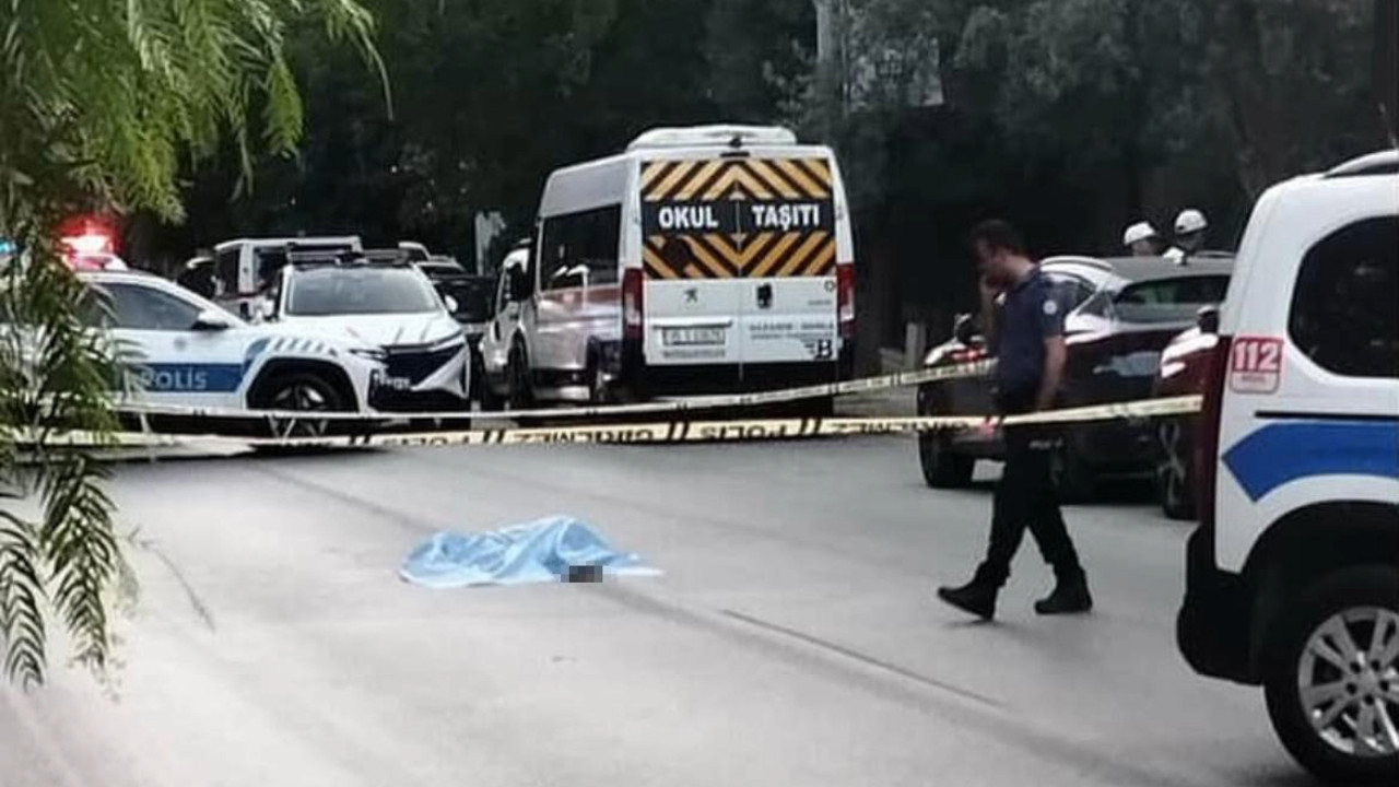 Korkutucu derecede tuhaf olay: Yola yattı, bekledi, iki araç üstünden geçti