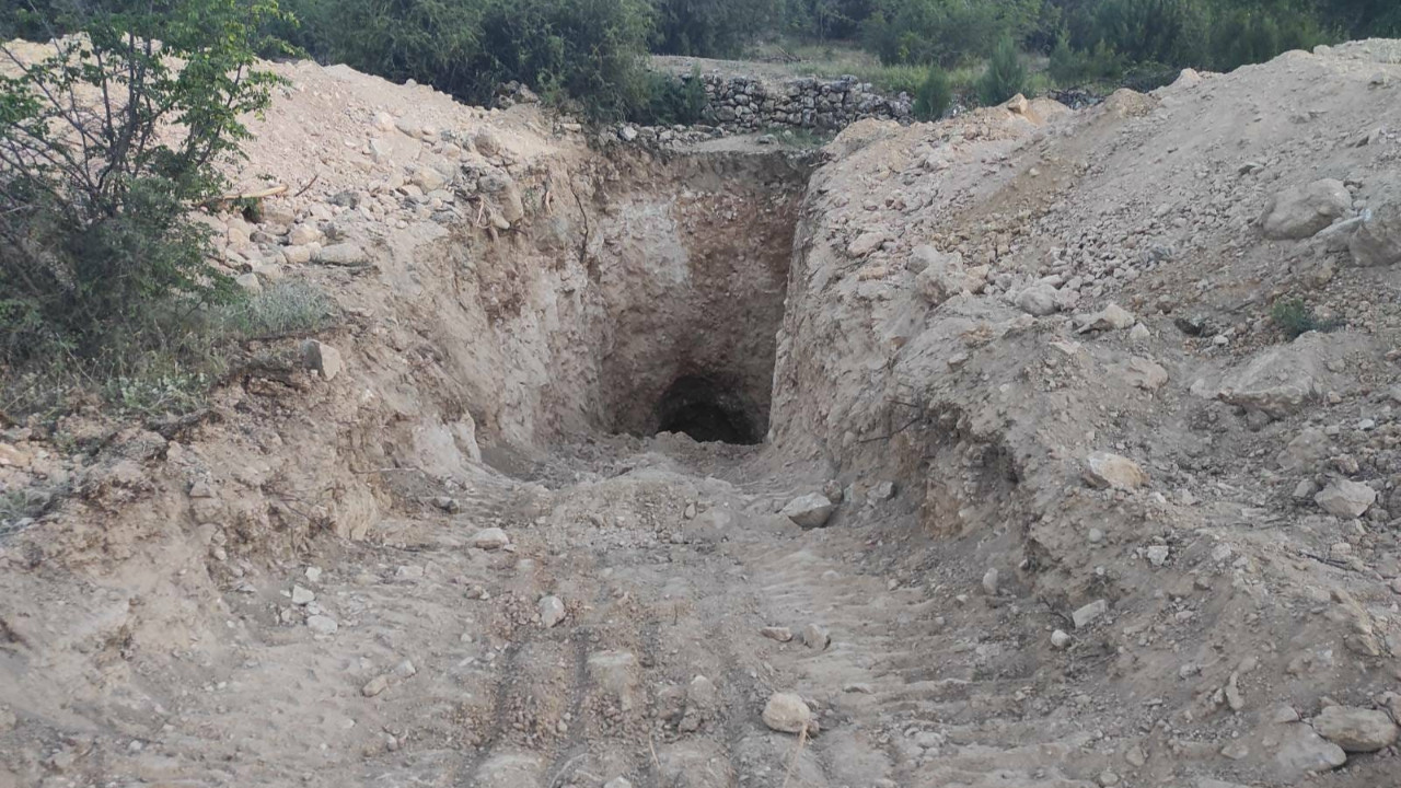 Nekropol'de kepçeyle kaçak kazı