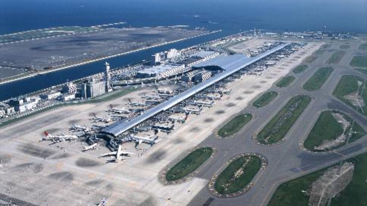 Mühendislik harikası havalimanı denize batıyor