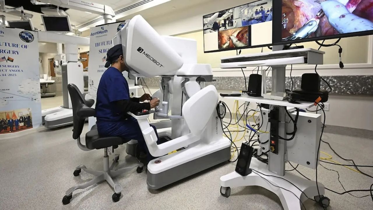 Sınır tanımayan doktor: 11 bin kilometre öteden ameliyat yaptı