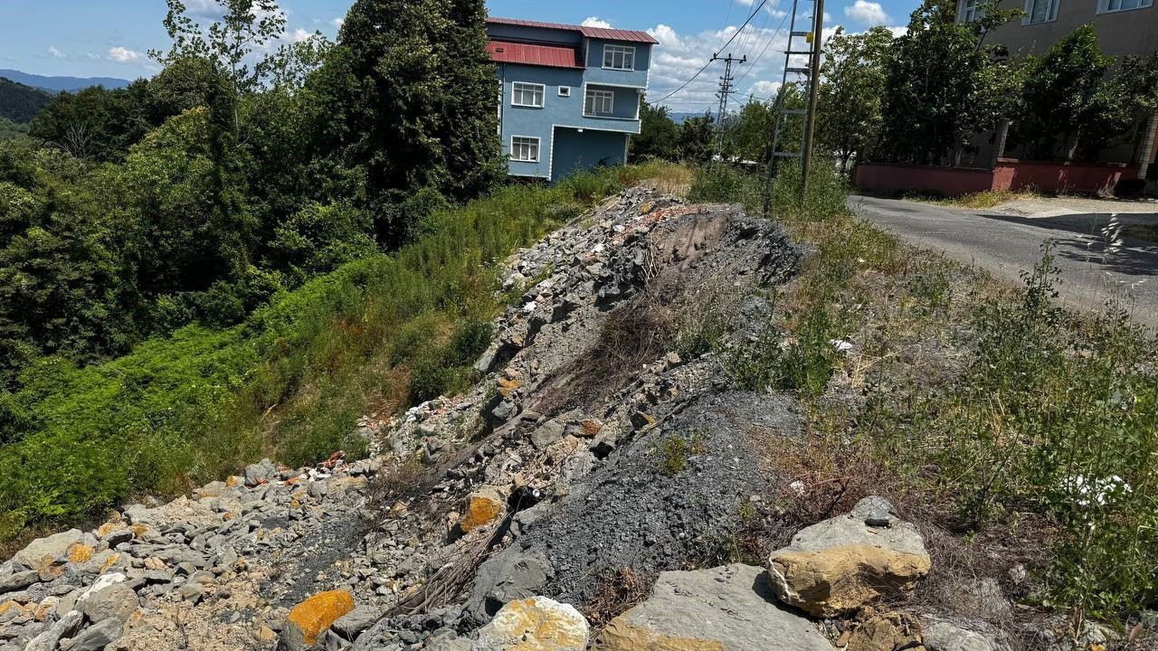 20 köyü birbirine bağlayan yolda felaket 'geliyorum' diyor